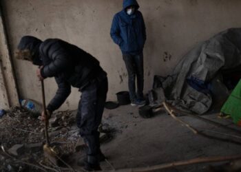 Migrants at Hungary border become part of election campaign