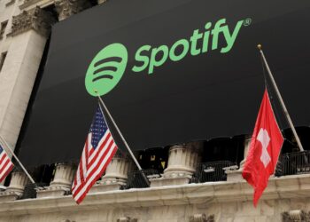 Top Wall Street analysts say buy Apple & Netflix