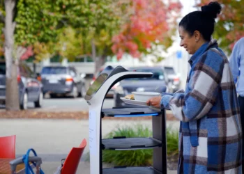 Canberra cafe uses robot technology to deliver food and drinks to tables