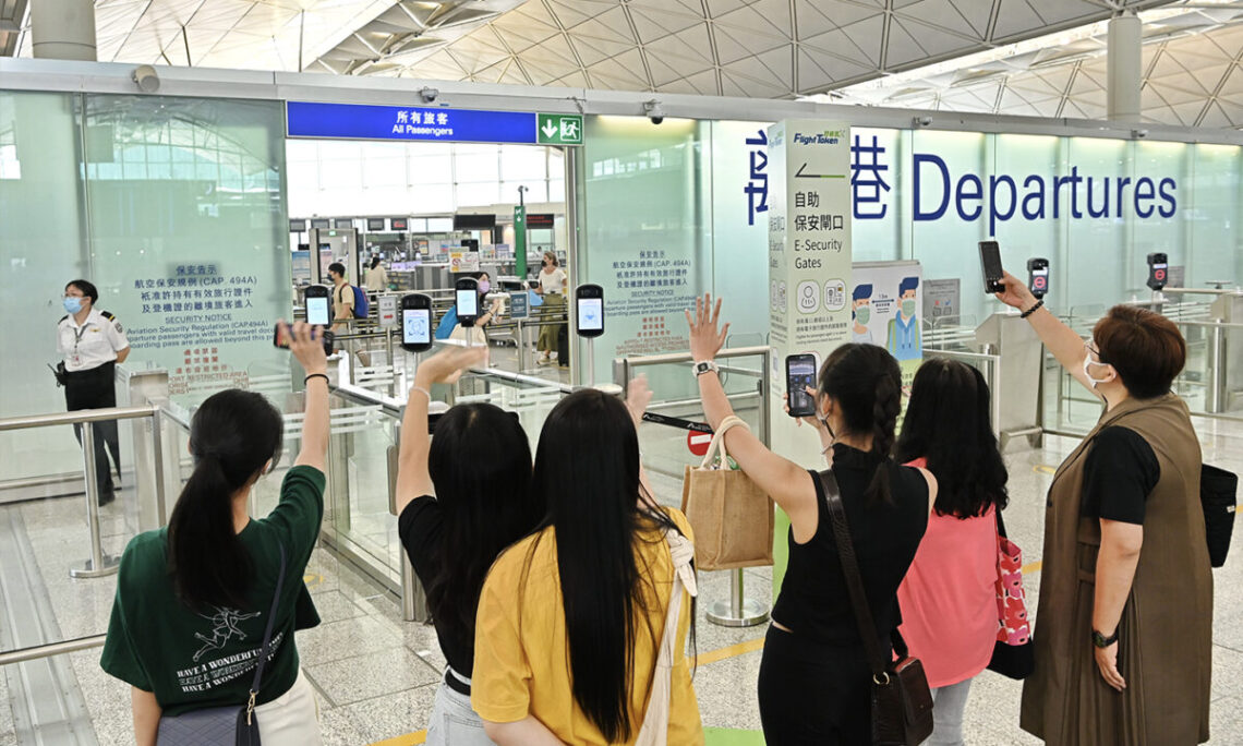 Polls Indicate a Decline in Those Interested in Leaving Hong Kong; Scholar Challenges the Result of Survey