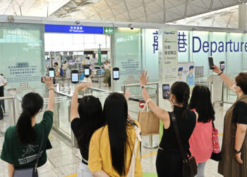 Polls Indicate a Decline in Those Interested in Leaving Hong Kong; Scholar Challenges the Result of Survey