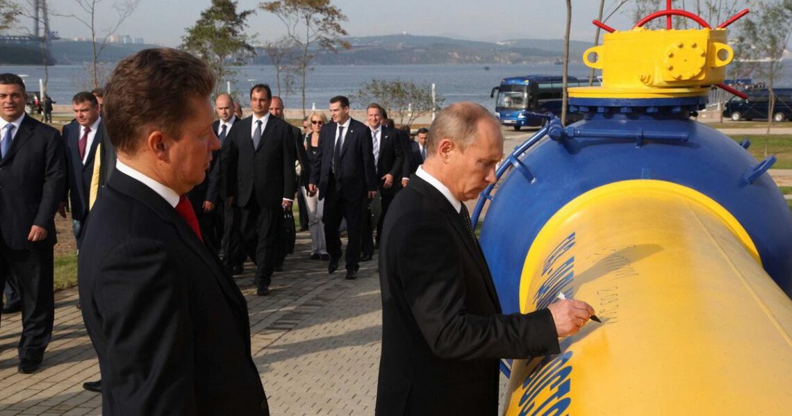 The euro won’t rebound from its slide against the US dollar this year as long as Europe’s gas crisis drags on, Societe Generale says