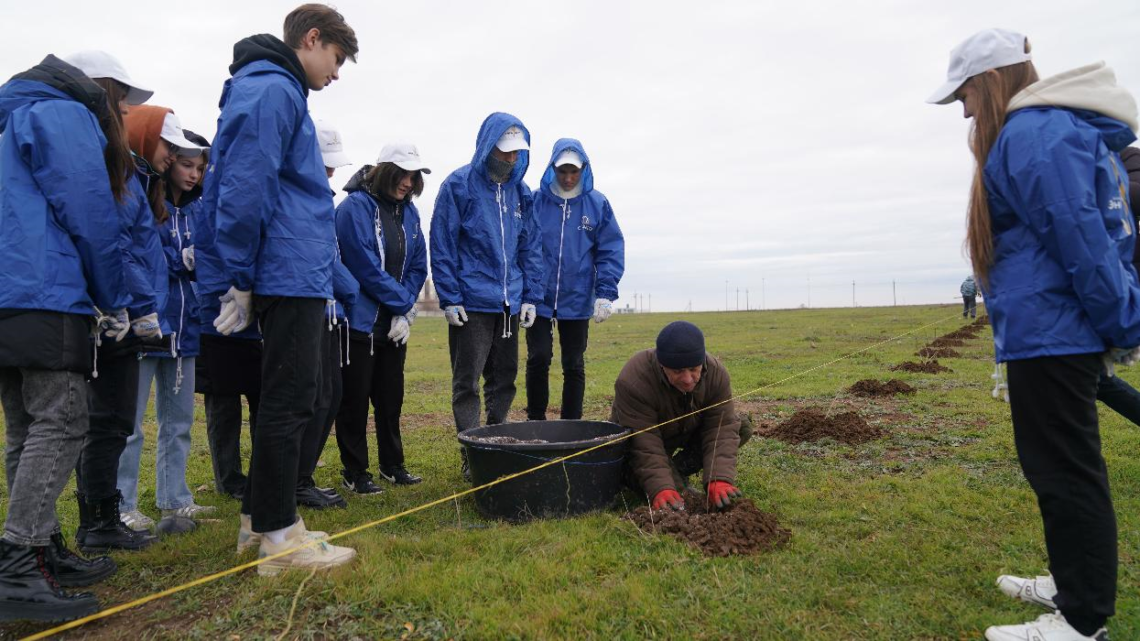 أوتيكو لخدمات المرافئ  يزرع ما يزيد عن  ٢٠٠٠ شجرة في منطقة تامان