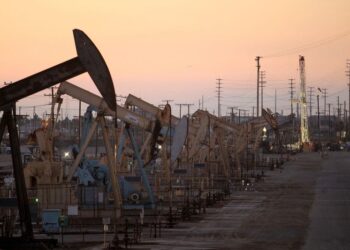 Oil hovers near 3-week highs on Middle East tensions, China demand